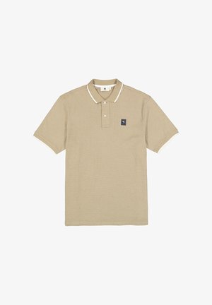 Polo beige à manches courtes en tissu texturé, patte à deux boutons, bordure blanche au col et aux manches, petit logo carré sur la poitrine.