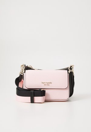 Sac en cuir rose texturé avec un côté noir, logo doré et bandoulière réglable. Comprend une fermeture à rabat et des compartiments zippés.