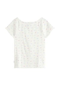 Hvid ribbet kortærmet top med off-shoulder halsudskæring og små pastelfarvede lyserøde, blå og lilla abstrakte mønstre.