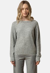 Maglione grigio lavorato a maglia con scollatura rotonda, decorato con borchie argentate lungo le maniche. Tessuto morbido e vestibilità rilassata.