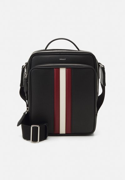 Geantă crossbody neagră, realizată dintr-un material texturat, având trei dungi verticale în culorile roșu, alb și vișiniu, cu o mânere superioare și un bretele ajustabile.