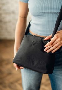 VUCH CARA FLUFFY - Taška s příčným popruhem - black
