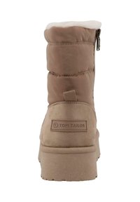 Botte de cheville rembourrée marron avec fermeture éclair, dessus texturé, doublure en peluche et semelle en caoutchouc. Possède une étiquette de marque à l'arrière.