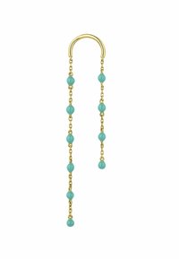 Pendiente en tono dorado con un aro curvado y cadenas colgantes. Presenta cuentas de turquesa de diferentes tamaños, creando un patrón decorativo.