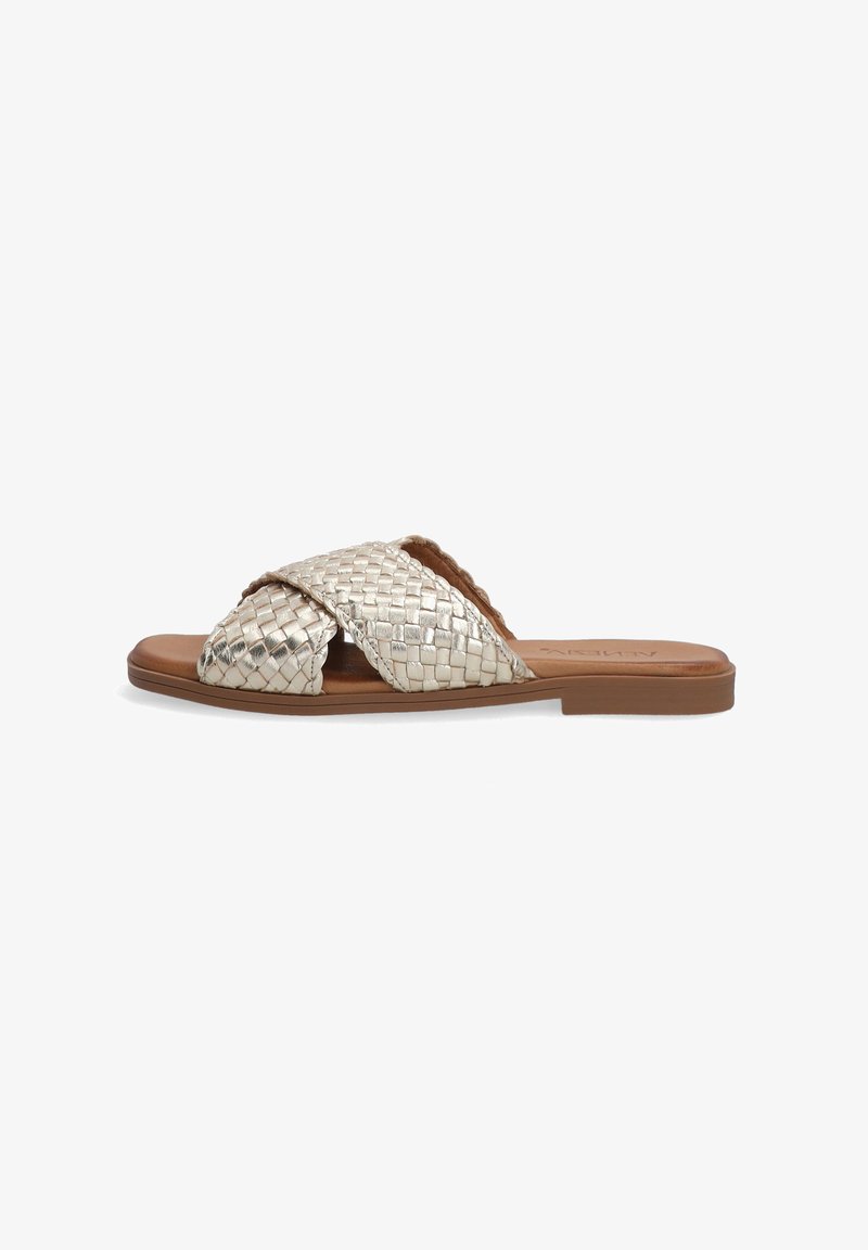 Vævet metallic sølv sandal med krydsede stropper, brunt sål, flad design og glat tekstur. Ingen hæl; afslappet stil.