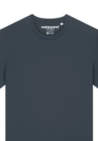T-shirt bleu foncé avec un col rond, des manches courtes et une texture douce et lisse. Présente une étiquette de marque à l'intérieur du col.
