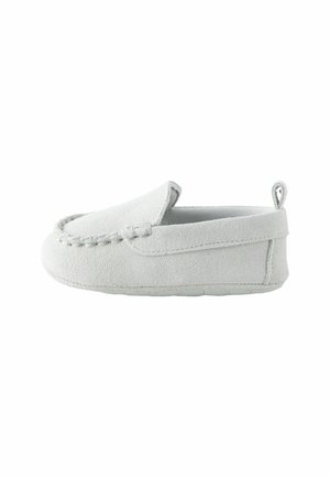 Chaussure bébé en daim gris clair doux à enfiler avec coutures visibles et languette sur le talon, vue de profil.