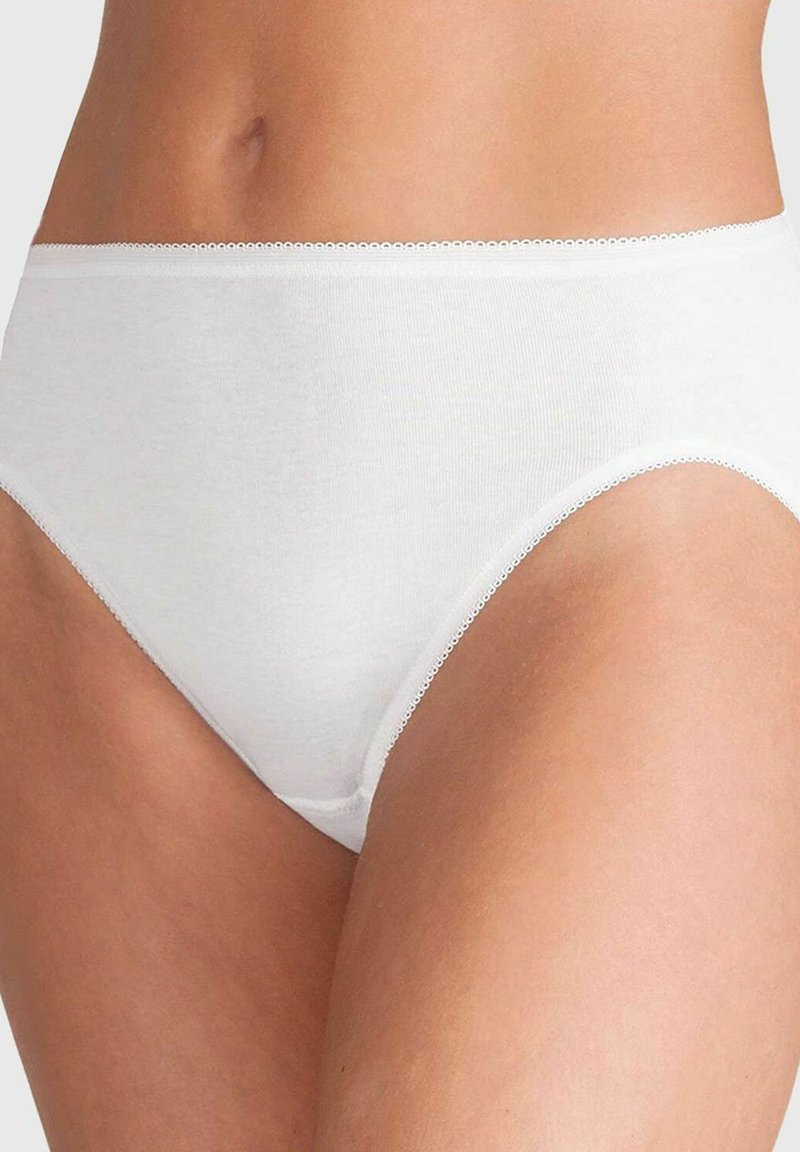 Weiße Baumwollunterhose mit glatter Textur, breitem Bund und dekorativer Naht entlang der Kanten. Klassisches Design mit voller Abdeckung.