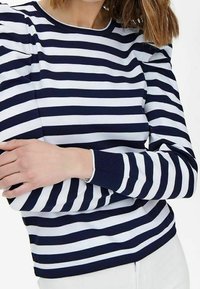 Maglietta a maniche lunghe a righe blu navy e bianche realizzata in tessuto elasticizzato, con spalle a palloncino e scollatura e polsini a costine.