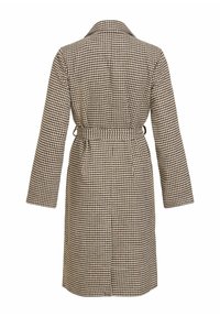 Long manteau en laine à motif pied-de-poule marron et beige, manches longues, col et ceinture assortie nouée à l'arrière.