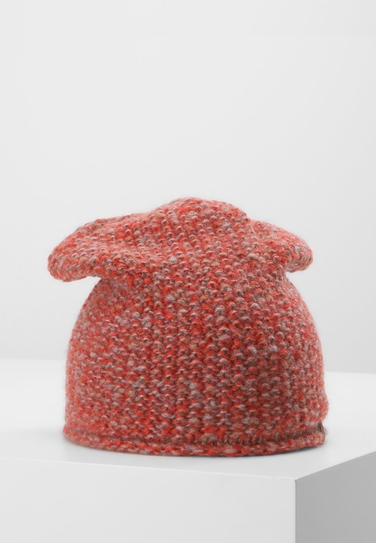 Bonnet en laine orange et grise à grosse maille avec de petites pattes pliées en forme d'oreilles de chaque côté, présenté sur une surface blanche.