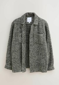 Sivý kabát v rybárskom vzore z hrubej tkaniny s golierom, prednou vreckom a zapínaním na gombíky. Má textúrovaný, tkaný vzhľad.