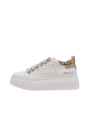 Sneaker platform bianco con lacci decorati con strass, collo del tallone con stampa leopardata, accento glitter e branding "Emanuelle Vee" sul lato.
