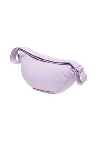 Riñonera de tela morada con textura suave, cierre de cremallera y correa ajustable. Forma redondeada con acolchado suave y diseño minimalista.