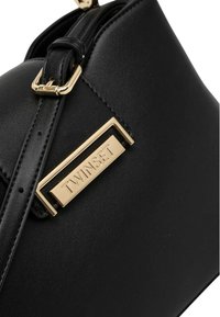 Borsa a mano in pelle nera con una placca in metallo dorato con il marchio "TWINSSET", rifinita con una superficie testurizzata e una tracolla regolabile.