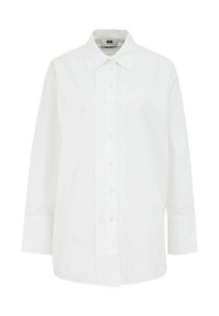 Biely košeľový vrch s skladaným predným dielom, dlhými rukávmi, klasickým golierom a rovnými líniami. Tkanina vyzerá pružne a ľahko.