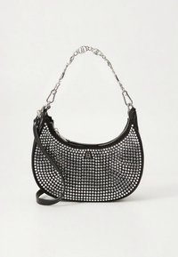 Schwarze Handtasche mit abgerundeter Form, bedeckt mit silbernen Nieten. Mit Reißverschluss, schwarzem Lederbesatz und Kettenhenkel.