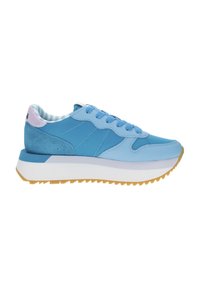 Sneaker blu con un mix di pannelli lisci e in scamosciato, suola bianca spessa e suola in gomma testurizzata; presenta una fodera interna a strisce azzurre.