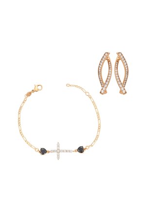 Złota bransoletka z diamentowym krzyżykiem i czarnymi kamieniami w kształcie serca w zestawie ze złotymi kolczykami ozdobionymi diamentami w skręconym wzorze.