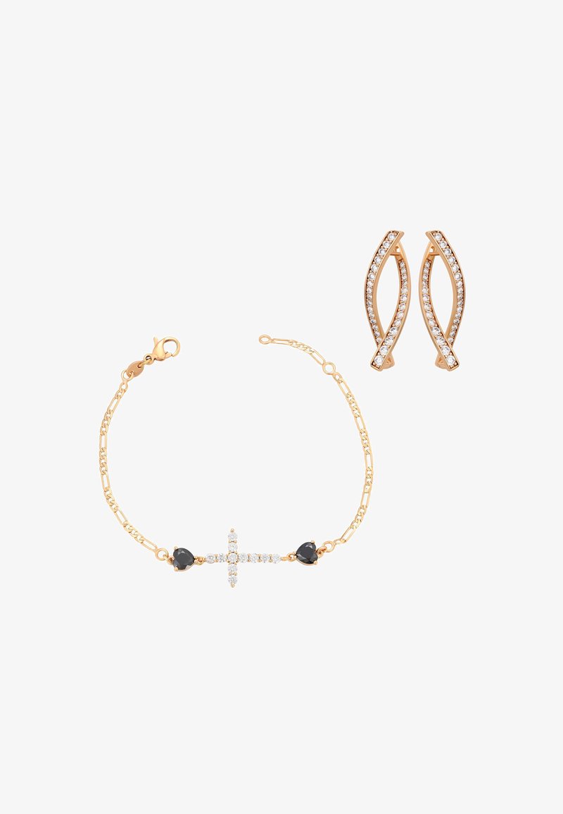 Brățară de aur cu o cruce cu diamante și pietre negre în formă de inimă, asortată cu o pereche de cercei din aur, decorați cu diamante, cu design răsucit.
