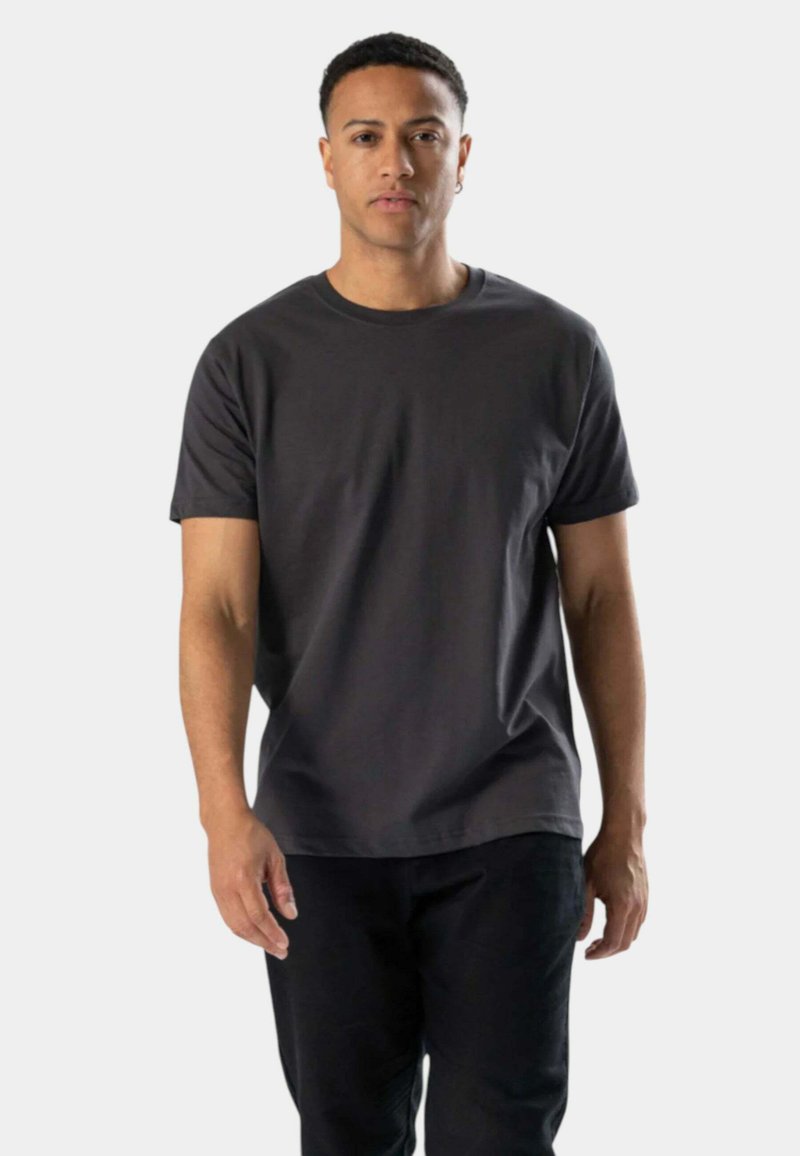 Mørkegrå bomulds T-shirt med korte ærmer og rund halsudskæring, vist på en person mod en ensfarvet baggrund.