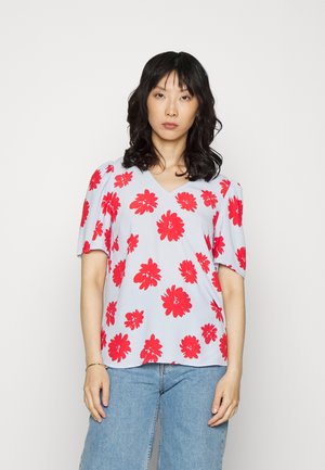Top floral com decote em V em tecido azul claro, apresentando padrões de flores vermelhas, mangas curtas bufantes e um corte descontraído.