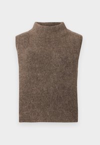 Καφέ πλεκτό τοπ χωρίς μανίκια με ψηλό λαιμόκοψη από μαλακό, αφράτο ύφασμα, παρουσιάζεται απλωμένο επίπεδα σε ένα απλό φόντο.