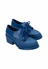 Scarpe blu stringate con finitura lucida, caratterizzate da una punta arrotondata, tacco a blocco solido e dettagli di cucitura a contrasto.