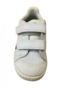 Zapatilla blanca con material perforado, dos correas de gancho y bucle, punta texturizada y sutiles acentos azules en el costado.