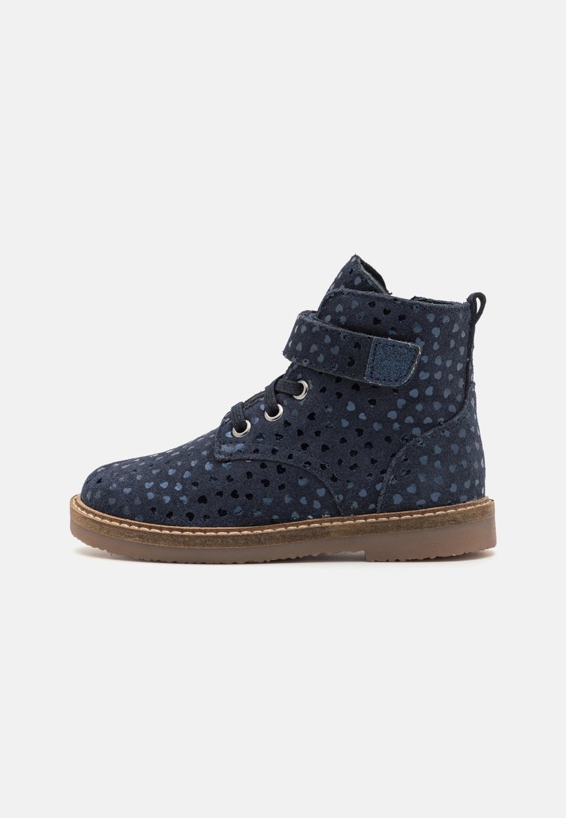 Bottine enfant bleu foncé avec motifs de cœurs, lacets, une bride velcro et une semelle en caoutchouc marron.
