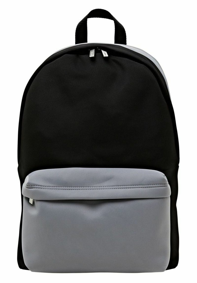 Mochila de tela negra con un compartimento inferior gris. Presenta una parte superior redondeada, cierre de doble cremallera y una asa en la parte superior para llevar.
