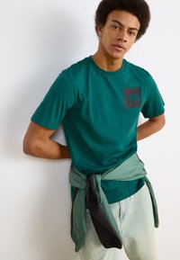 The North Face M S/S FINE  - Print T-shirt - deep nori