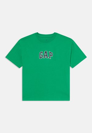 T-shirt en coton vert avec un col rond et des manches courtes, logo "GAP" brodé en bleu marine et blanc sur la poitrine.