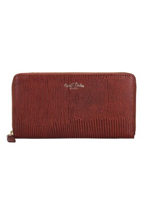 Portafoglio marrone in pelle con texture, con zip su tutto il perimetro, piccolo logo metallico del marchio sul davanti e cursore della zip sul lato.