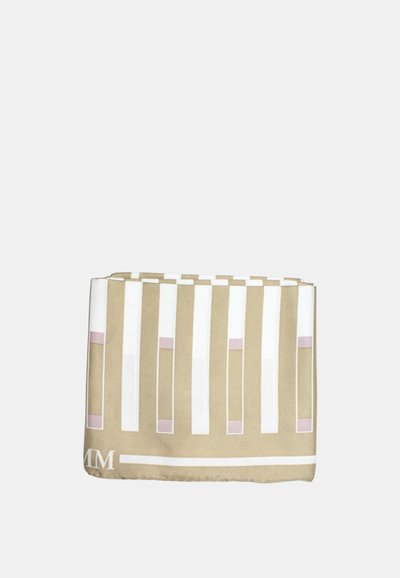Foulard di seta beige con motivi geometrici bianchi e rosa. Presenta una texture liscia e bordi rifiniti, con dettaglio del logo nell'angolo.