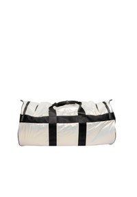 Sac de sport durable en matériau argenté brillant, avec des accents de sangle noire et une fermeture éclair. Forme rectangulaire avec des poignées robustes.