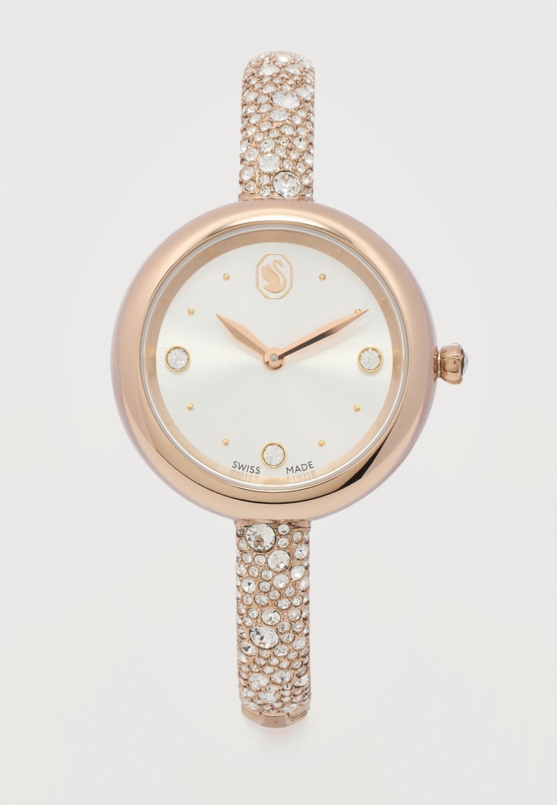 Damespolshorloge in roségoud met witte wijzerplaat, kristallen uurmarkeringen en een armbandband versierd met talloze heldere kristallen.