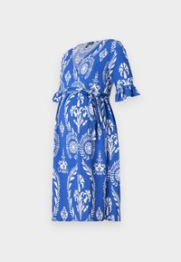 Blå blommig amningsklänning med vitt botaniskt mönster, korta volangärmar och knytmidja, tillverkad av lättviktsmaterial.