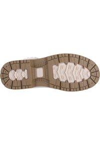 Braune Gummi-Außensohle mit einem strukturierten Grip-Muster, das dreieckige und rechteckige Profilnoppen sowie ein zentrales Logodetail aufweist.