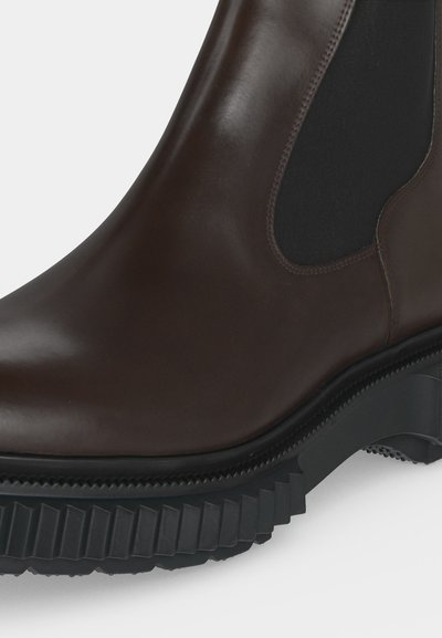 Botte Chelsea en cuir marron foncé avec un panneau latéral élastique noir et une semelle et un talon en caoutchouc noir épais rainuré.