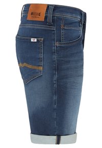 Tamsiai mėlynos džinsinės šortai. Savybės: odinis užsegimas ant nugarinės juostos, kontrastinga siuvimo spalva ir sulankstyti kraštai. Penkių kišenių dizainas.