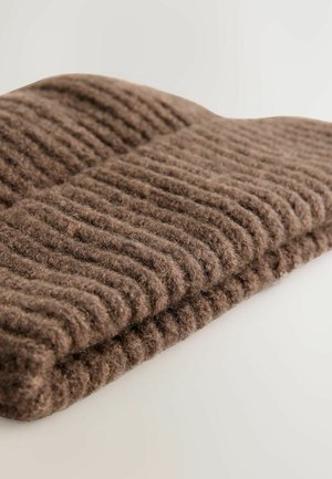 Berretto a coste marrone piegato su una superficie chiara, che mostra una texture morbida e un design caldo adatto per il freddo.