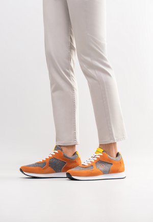 Giesswein, RETRO RUNNER MEN - Chaussures de course - rost-orange