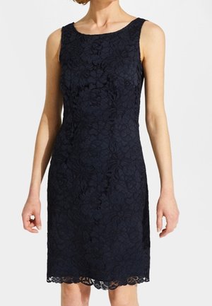 Granatowa sukienka koronkowa bez rękawów, z kwiatowymi wzorami i falowanym brzegiem. Charakteryzuje się dopasowanym krojem i gładką fakturą.