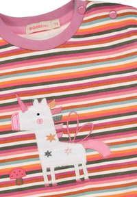 Gestreiftes Baumwollhemd mit pinken, orangefarbenen und grünen Linien. Beinhaltet ein gesticktes Einhorn mit buntem Mähne und einem kleinen Pilz-Detail.