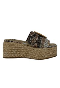 Sandalia de cuña con un patrón de piel de serpiente en marrón, gris y negro. Presenta una plataforma de yute trenzado y una tira plana en la parte superior.