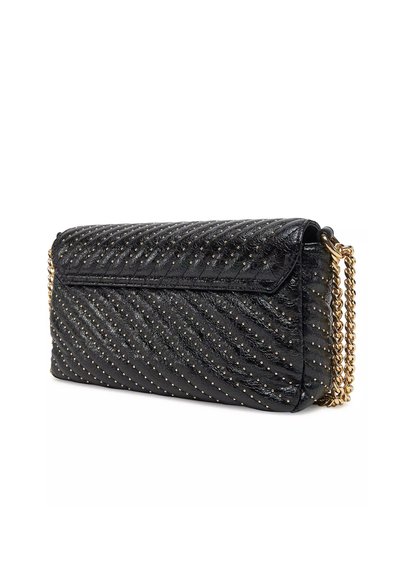 Clutch de cuero negro texturizado con patrón acolchado diagonal, tachuelas metálicas y una correa de cadena dorada. Cierre de solapa con un diseño elegante.