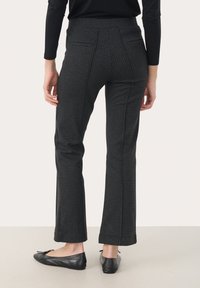 Černé a šedé kostkované kalhoty, slim fit s mírným rozšířením, s dvěma zadními kapsami a hladkou, tkanou texturou. Kombinujte s plochými botami.