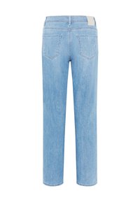 Jean en denim bleu clair vu de dos avec deux poches arrière et une ceinture avec passants pour ceinture.