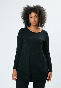 Schwarzer Pullover mit langen Ärmeln und Rundhalsausschnitt, der ein strukturiertes Muster und einen lässigen Schnitt aufweist. Weicher Stoff mit dezenten Glanzeffekten durchgehend.